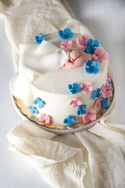 誕生日ケーキ子供のため休日の楽しい 白背景 — ストック写真