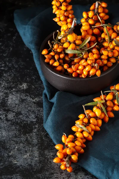 Oranžové Bobule Zralé Rakytník Vitamíny Tmavé Pozadí — Stock fotografie