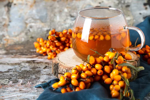 Oranžové Bobule Zralé Rakytník Vitamín Čaj Tmavé Pozadí — Stock fotografie