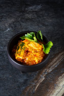 Tavuk tikka masala baharatlı Körili et gıda tereyağı tavuk pilav ve naan ekmek koyu arka plan yakın çekim. 