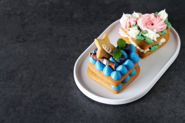 bir kalp şeklinde pasta. sevenler için. Koyu arka plan