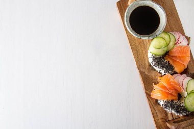 Somon, vejetaryen soya sosu ile suşi çörek ayarla. Suşi eğilim. Yaratıcı yiyecekler. Açık renkli
