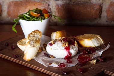 Peynirli tost ve sos ile. Koyu ahşap arka plan