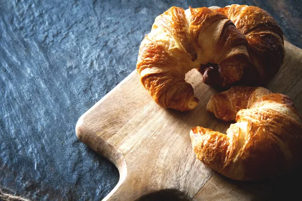 Свежеиспеченные Круассаны Сером Темном Фоне Французская Еда Завтрак — стоковое фото