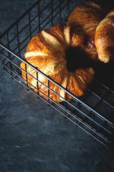 Croissants Fraîchement Cuits Sur Fond Gris Foncé Nourriture Française Petit — Photo