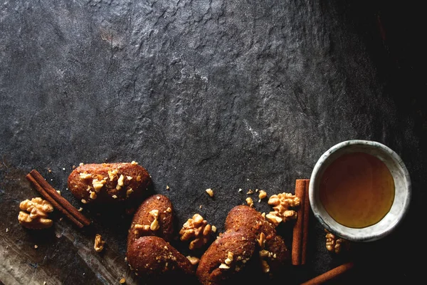 Assiette Melomakarona Maison Grecque Pour Noël Fond Sombre Image En Vente