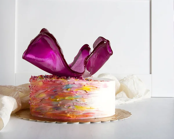 Gateau D Anniversaire Au Caramel Fond Blanc Multicolore Rose Stock Photo Gateau D Anniversaire Au Caramel Fond Blanc Multicolore Rose Stock Photo