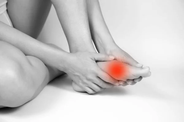 Foot pain of the elderly.Symptoms of peripheral neuropathy — Stock Photo, Image