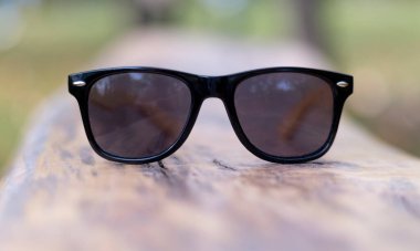 Roma, İtalya - 25 Nisan 2019: Ray-Ban arka planı bulanık olan bir duvarda polarize edilmiş gözlük. Havacılar için tasarlanmış güneş gözlüğü ve gözlük markası.