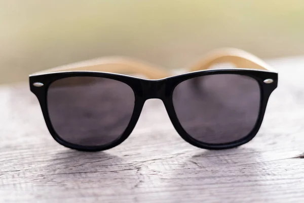 Polarisierte Brille Einer Wand Mit Verschwommenem Hintergrund Sonnenbrillen Und Brillen — Stockfoto