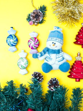 Yeni yıl kartı, Noel kompozisyonu, fotoğraf çerçevesi, dekorasyon, Noel, kış, yeni yıl konsepti. Düz konum, üst görünüm, kopyalama alanı