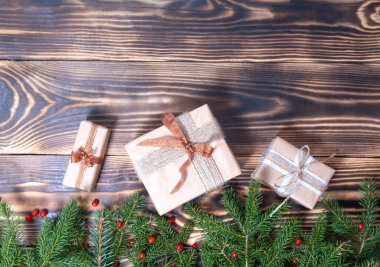 Noel hediyeleri. Noel arkaplanı dekorasyon ve hediye kutuları tahtanın üzerinde.