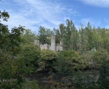 Dağdaki ormanda harap olmuş eski bir kale.