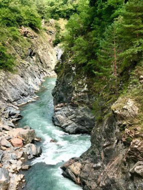 Dik uçurumlarla kaplı granit kanyon yaprak döken ve kozalaklı ağaçlarla kaplı.