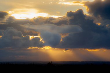Akşam gökyüzünde bulut