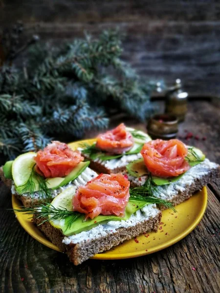      Avokado ve somon sandviç