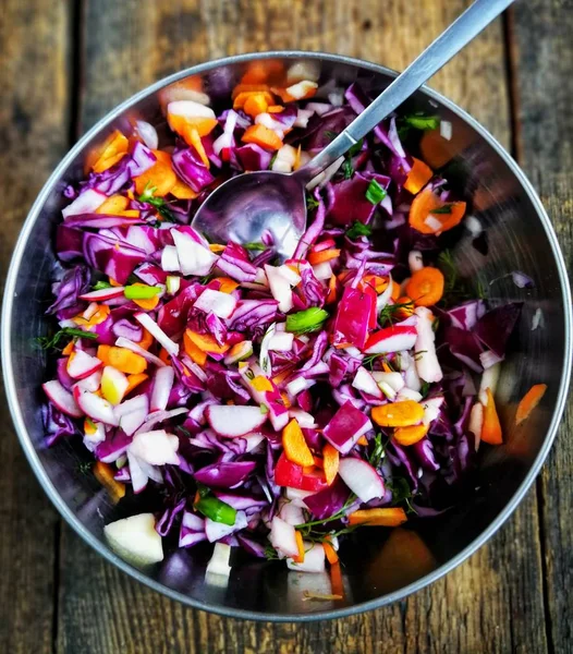 Metalik kase sebze salatası. 