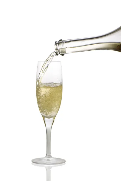 Dans Verre Verser Champagne Une Bouteille Sur Fond Blanc — Photo