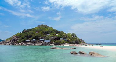 tropik bir adada güneşli bir tatil