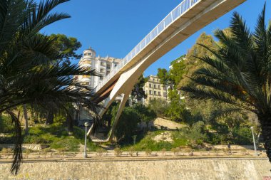 Elche 'deki modern köprü Vinalopo nehrini geçiyor.