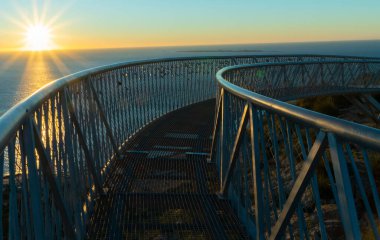 Costa Blanca 'daki Santa Pola Deniz Feneri' nin gündoğumunda Akdeniz manzarası çok güzel.