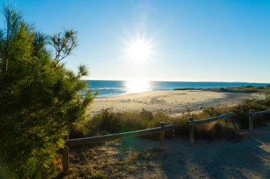 Costa Blanca 'daki Santa Pola Deniz Feneri' nin gündoğumunda Akdeniz manzarası çok güzel.