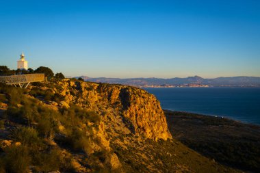 Costa Blanca 'daki Santa Pola Deniz Feneri' nin gündoğumunda Akdeniz manzarası çok güzel.