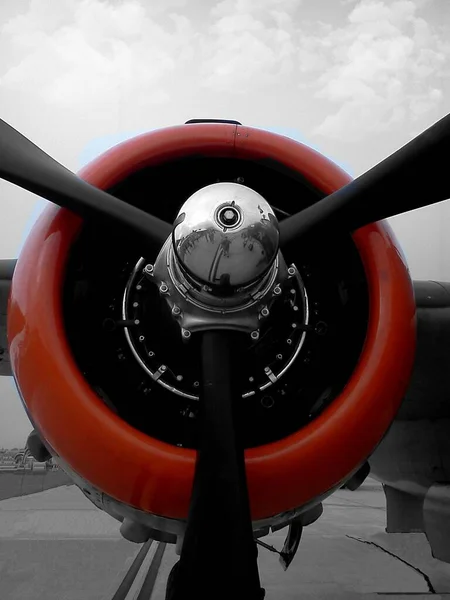 Красный Бомбардировщик Двигатель Бомбардировщика Времен Второй Мировой Войны Демонстрирующий Свою — стоковое фото