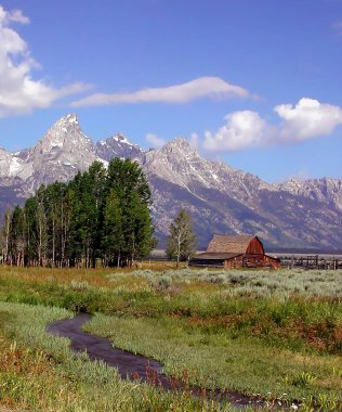 Teton Barn ve Creek - Teton Dağları eteklerinde dolambaçlı bir dere kenarındaki eski bir ahır Sakin ve huzurlu bir hayatın reklamını yapıyor.