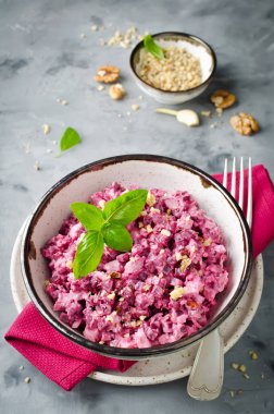 Pancar salatası tavuk ve seramik bir kabın içinde ceviz. Lezzetli dengeli gıda kavramı
