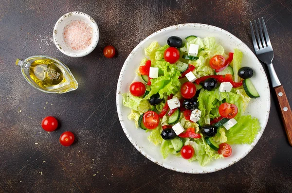 Taze Sebze Beyaz Peynir Siyah Zeytin Ile Yunan Salatası Geleneksel — Stok fotoğraf