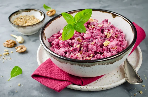 Свекольный Салат Курицей Грецким Орехом Керамической Миске Вкусная Концепция Сбалансированного — стоковое фото