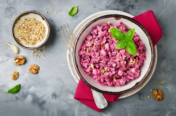 Свекольный Салат Курицей Грецким Орехом Керамической Миске Вкусная Концепция Сбалансированного — стоковое фото