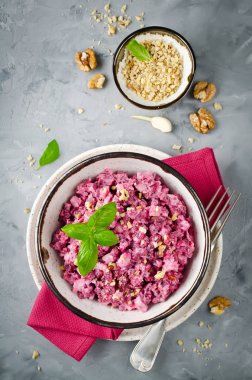 Pancar salatası tavuk ve seramik bir kabın içinde ceviz. Lezzetli dengeli gıda kavramı