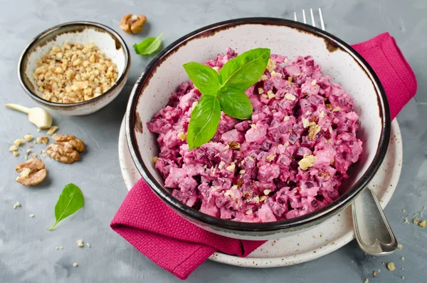 Pancar salatası tavuk ve seramik bir kabın içinde ceviz. Lezzetli dengeli gıda kavramı