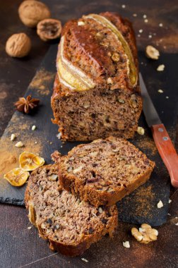 Ceviz ve tarçın bir taş zemin üzerine ev yapımı muz ekmeği