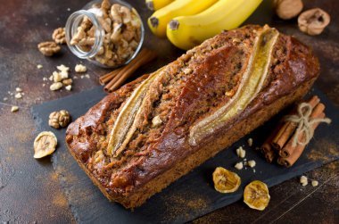 Ceviz ve tarçın bir taş zemin üzerine ev yapımı muz ekmeği