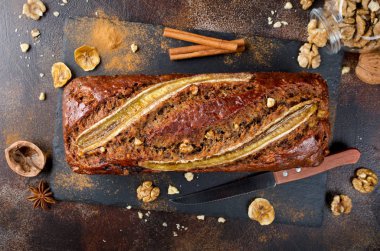 Ceviz ve tarçın bir taş zemin üzerine ev yapımı muz ekmeği