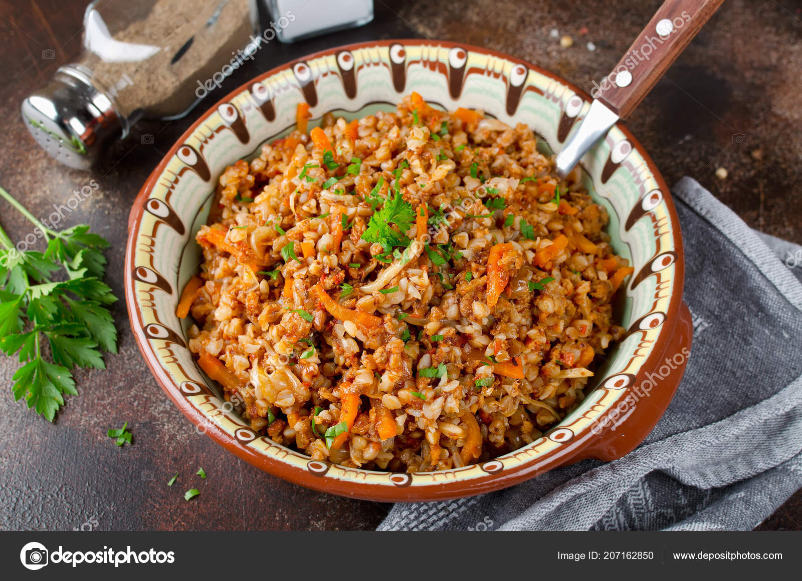 Овощи с фаршем на сковороде. Гречка по купечески с грибами. Гречка по-купечески с фаршем. Гречка с мясом по купечески. Гречка по-купечески с курицей и грибами.