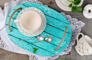 Bir ahşap tepsi seramik sofra kümesi. Mutfak iç