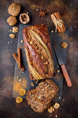 Ceviz ve tarçın bir taş zemin üzerine ev yapımı muz ekmeği