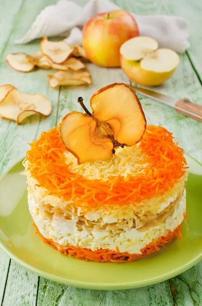 Salada Camadas Com Cenouras Ovo Queijo Maçã Salada Decorada Com — Fotografia de Stock