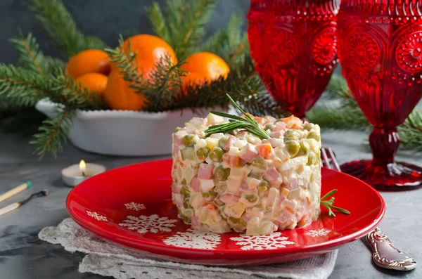 Geleneksel Rus salatası Olivier sebzeli ve etli. Kış Noel salatası