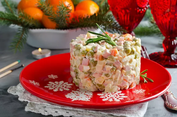ロシアの伝統的なサラダオリヴィエ野菜や肉 冬のクリスマスサラダ — ストック写真