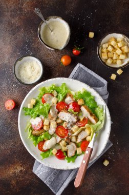 Sezar Salata tavuk, domates, kruton ve Yeşiller, serpilir ile rendelenmiş peynir