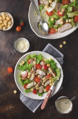 Sezar Salata tavuk, domates, kruton ve Yeşiller, serpilir ile rendelenmiş peynir