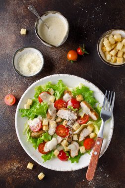 Sezar Salata tavuk, domates, kruton ve Yeşiller, serpilir ile rendelenmiş peynir