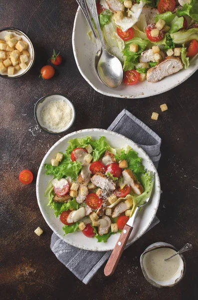 Caesar Salat Mit Huhn Tomaten Croutons Und Gemüse Bestreut Mit — Stockfoto