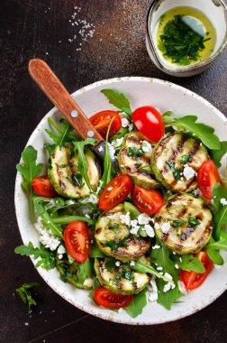 Roka, domates ve süzme peynir ile kızarmış kabak. Salata sarımsak sos ile