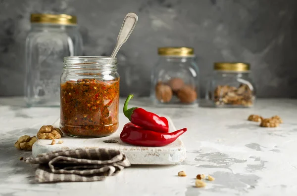 Házi Öntettel Adzsika Erős Paprika Fokhagyma Bazsalikom Petrezselyem Dióval Tabasco — Stock Fotó